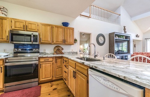 Deer Lake House | FRIPP ISLAND/Hot tub overlooking lake/Community Pool/6 Seater Golf Cart/Cards available-275 Deer Lake