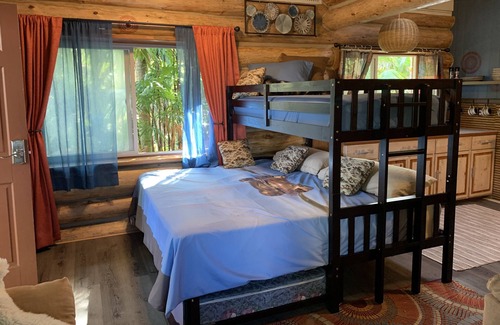 Kukuihaele Cabin | FROG POND: Cozy, family streamside/garden & cabin for 3-4 next to Waipio Valley