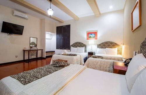 Centro Hotel | From Dawn to Dusk | Mérida Suites w/Pool, WiFi, AC, Parking, & Colorful Energy