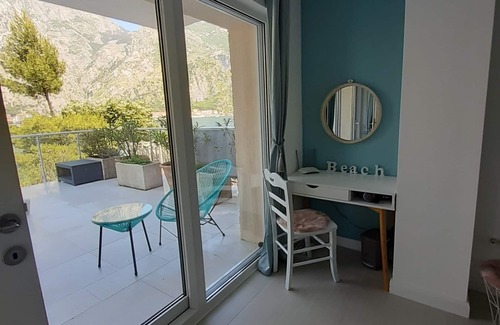 Kotor Apartment | Front line to sea/private pool/20m terrace/free paddle boards/free boat trip !