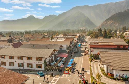 Leavenworth House | Front Street Suites - Alice Lodging