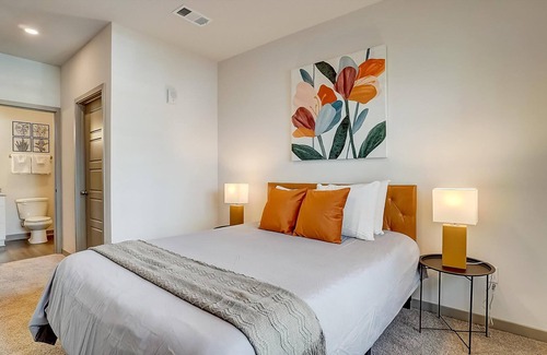 Forest Park Apartment | Frontdesk | 1 BR Apt near Vulcan Park