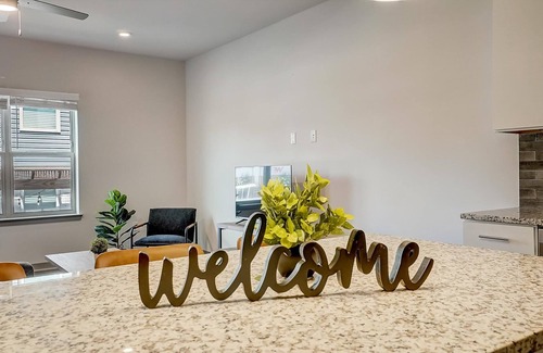 Forest Park Apartment | Frontdesk | 1 BR Apt near Vulcan Park