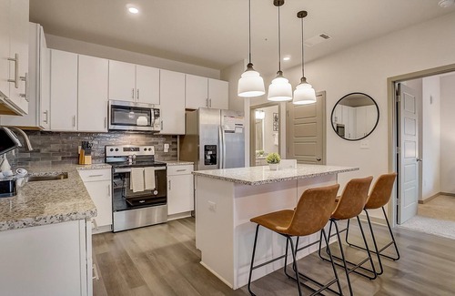 Forest Park Apartment | Frontdesk | 1 BR Apt near Botanical Gardens