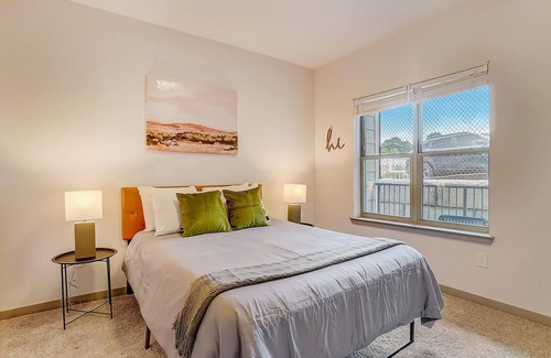 Forest Park Apartment | Frontdesk | 1 BR Apt near Botanical Gardens