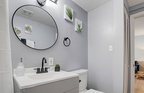 Merriwether Cottage | Frontdesk 2 BR House Near Cardinal Stadium