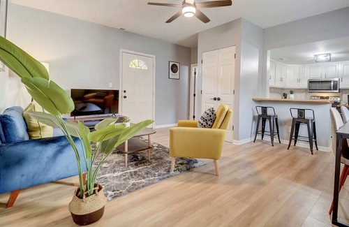 Merriwether Cottage | Frontdesk 2 BR House Near Cardinal Stadium