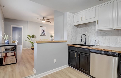 Merriwether Cottage | Frontdesk 2 BR House Near Cardinal Stadium