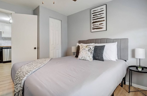 Merriwether Cottage | Frontdesk 2 BR House Near Cardinal Stadium