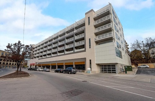 Lower East Side Apartment | FRONTDESK Rhythm Apts Lower East Side Milwaukee