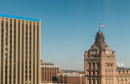 Lower East Side Apartment | FRONTDESK Rhythm Apts Lower East Side Milwaukee