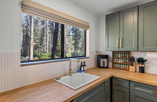 Pla-Vada Woodlands House | Frosty Pines Cabin: Cozy 2 Bedroom Family Retreat