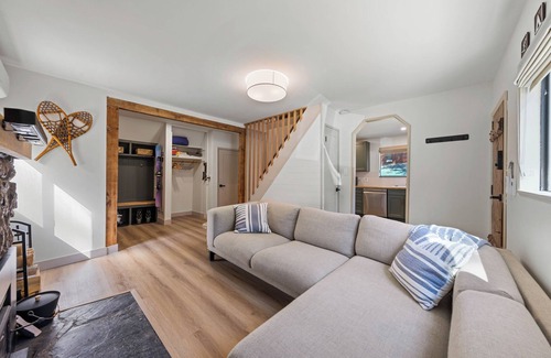 Pla-Vada Woodlands House | Frosty Pines Cabin: Cozy 2 Bedroom Family Retreat