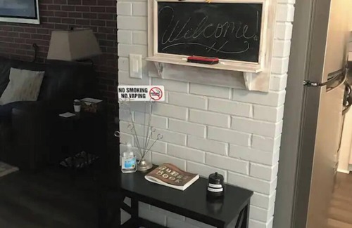 Oakford Park Apartment | Full kitchen - mins to airport, downtown, concerts.