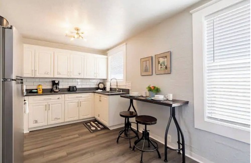 Oakford Park Apartment | Full kitchen - mins to airport, downtown, concerts.