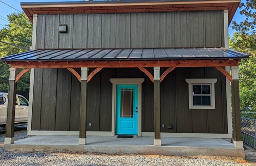 Tifton Cottage | Full Kitchen with in Unit Washer/Dryer. Private Entrance & no contact check-in