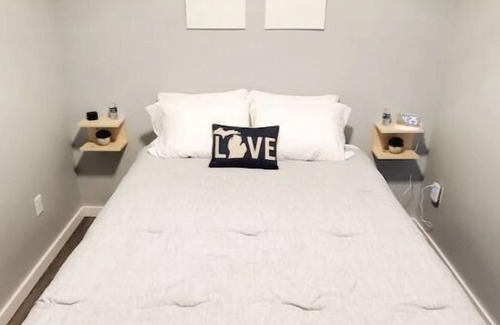 Grand Rapids Apartment | Full open concept cozy apt- 5 mins from D.T. GR