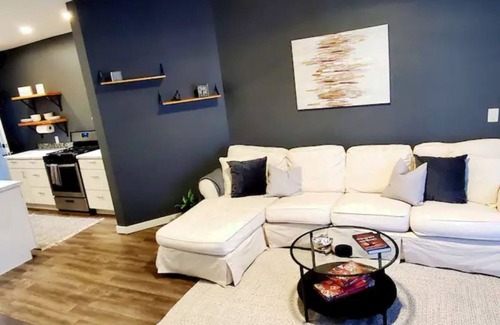Grand Rapids Apartment | Full open concept cozy apt- 5 mins from D.T. GR