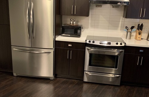 North Vancouver Apartment | Fully equipped 5 star 1 bdrm suite. Luxurious.n