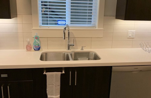 North Vancouver Apartment | Fully equipped 5 star 1 bdrm suite. Luxurious.n