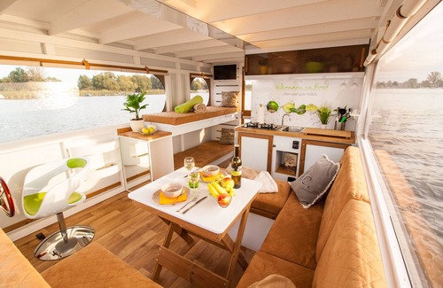 Priepert Boat Rental | Fully-Equipped Boat 'Lisa' with Terraces
