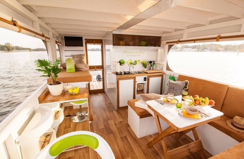 Priepert Boat Rental | Fully-Equipped Boat 'Lisa' with Terraces