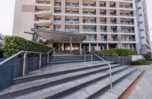 Menlyn Apartment | Fully-Equipped Modern Apartment Menlyn Maine Attractions