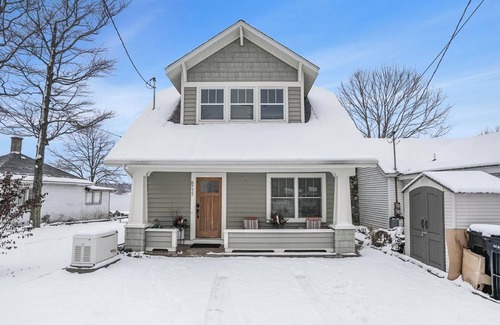 Alto House | FULLY FURNISHED LAKE RENTAL