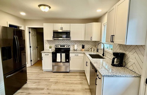 Welcome House | Fully Renovated 5BR/2BA House - Ideal for Families & Business Travelers