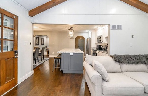 Lexington House | Fully Renovated | Finished Basement | Luxury Beds | Games