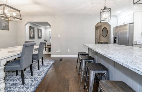 Lexington House | Fully Renovated | Finished Basement | Luxury Beds | Games