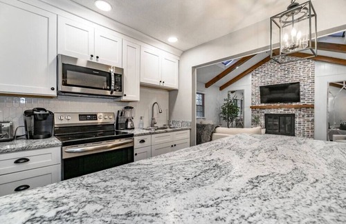 Lexington House | Fully Renovated | Finished Basement | Luxury Beds | Games