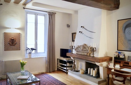 Arts-et-Metiers Apartment | FULLY RENOVATED very quiet charming 2bed/2bath flat in the Marais sleeps up to 4