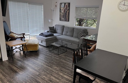 Oakridge Cottage | Fully, self contained unit, private entrance, all amenities, full kitchen,