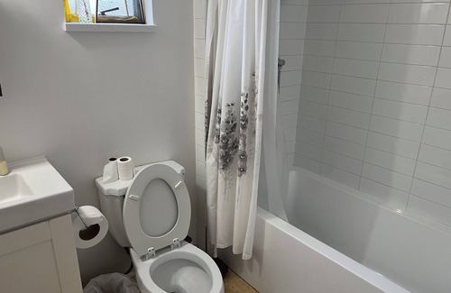 Oakridge Cottage | Fully, self contained unit, private entrance, all amenities, full kitchen,