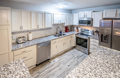 Huntsville House | Fully Stocked and Spacious*2 Master Bdrms*LOCATION, COMFORT, LUXURY