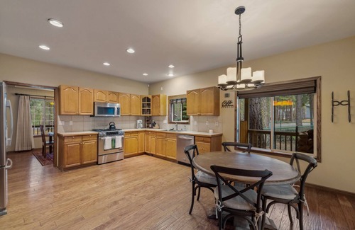 Graeagle Cabin | Fun Family Cabin in the Heart of the Lost Sierra w/BBQ, Games and Tons of Space