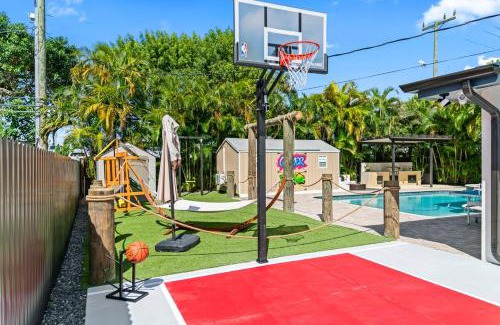 Hialeah House | Fun Oasis Getaway Pool, BBQ, Games and More L77