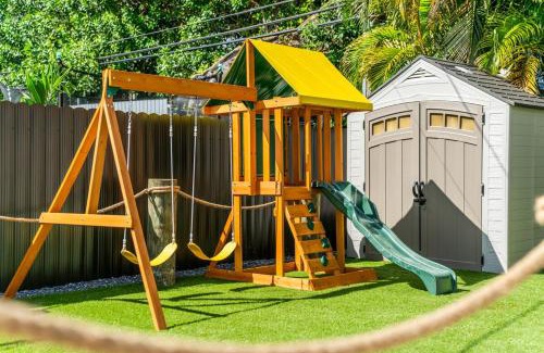 Hialeah House | Fun Oasis Getaway Pool, BBQ, Games and More L77