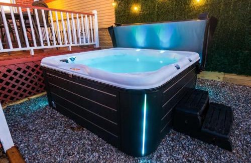 Weinland Park House | Fun upscale oasis w hot tub near OSU & Short North