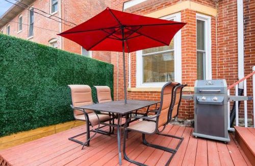 Weinland Park House | Fun upscale oasis w hot tub near OSU & Short North