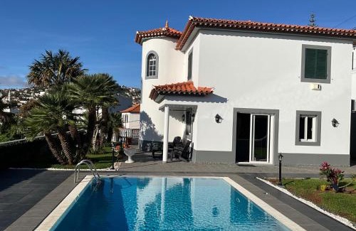 Sao Roque Apartment | Funchal Apt- Sleeps 2 - Pool & Parking - Madeira