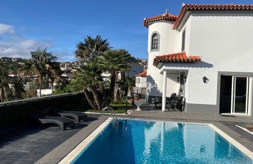 Sao Roque Apartment | Funchal Apt- Sleeps 2 - Pool & Parking - Madeira
