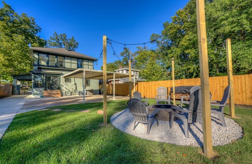 Memphis House | Funky Memphis Game House! FirePit, Gtd pkg, Games!