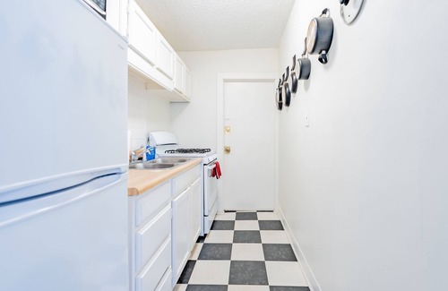 Southmoreland Apartment | Funky Midtown Art Gallery Apartment