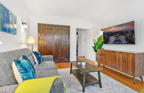 North Center Apartment | Furnished 1BR Apt with Natural Light & King Beds - Larchmont ALL REP