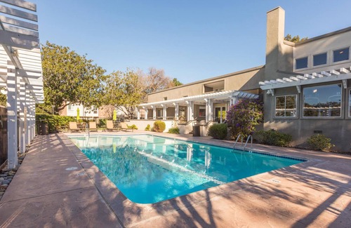 San Rafael Apartment | Furnished 1BR in San Rafael + Parking, near Dtwn