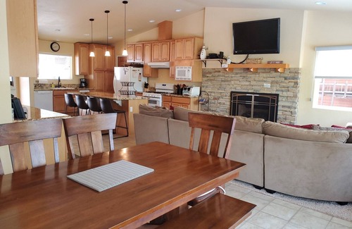 Montgomery Estates House | Furnished 4 bdrm mountain retreat in South Lake Tahoe available for 30+ day stay