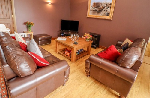 Thwing Cottage | FURROWS COTTAGE, family friendly, with pool in Great Driffield