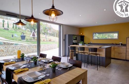 Montbrison House | Gîte moderne avec jardin, étang, terrasses et confort tout inclus à Montbrison - FR-1-496-157